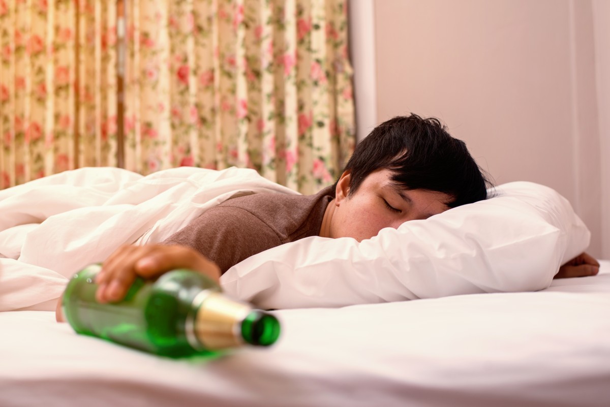 Sleeping drinking mom. Напиток Sleep Drinks. Сон и питье. Женщина с похмелья.